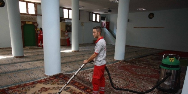 Bayraklı’da İbadethaneler Elden Geçiyor