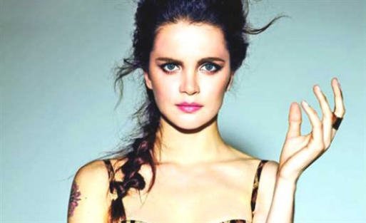 Tuğçe Kazaz "Senin IŞİD'den farkın ne?"