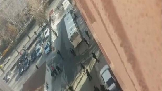 Başbakanlık önünde silahlı şahıs paniği!