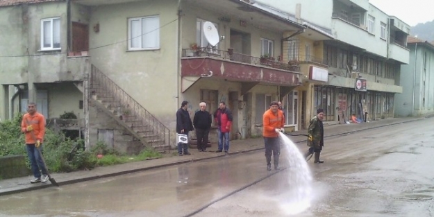 Filyos Belediyesi Cadde Ve Sokakları Yıkamaya Başladı