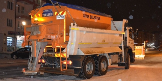 Sivas Belediyesi Buzlanmaya Karşı Alarma Geçti