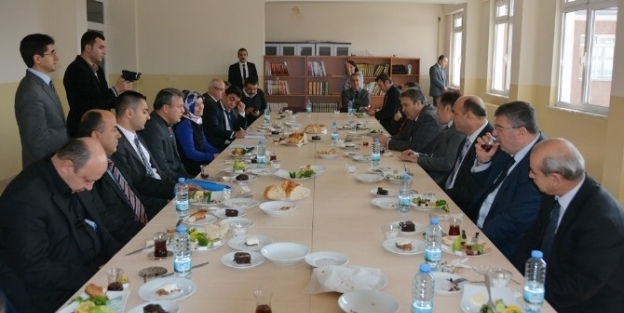 Yunusemre Belediyesi’nden Ahmet Yesevi Ortaokulu’na Destek Sözü