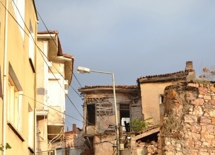 Yıkılmaya Yüz Tutmuş Binalar Korkutuyor