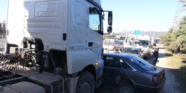 Tır İle Otomobil Çarpişti: 1 Yaralı