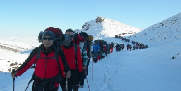 Edkik Allahuekber Dağlarının Zirvesinde
