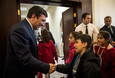 Bakan Yılmaz 50 çocuğu kabul etti