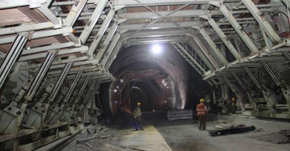 Tünelin ucu göründü