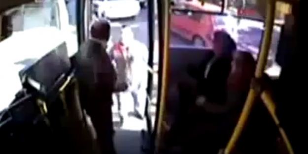 Halk otobüsünde yumruklu kavga!