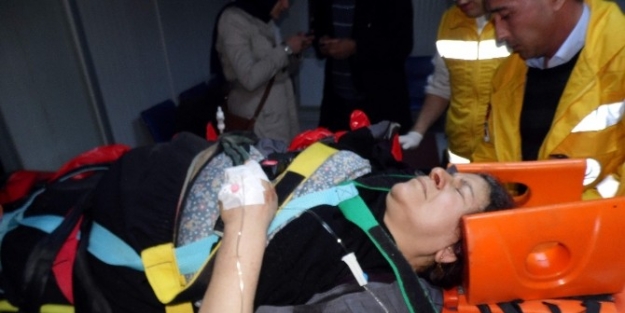 Karşıdan Karşıya Geçmek İsteyen Aileye Otomobil Çarpti