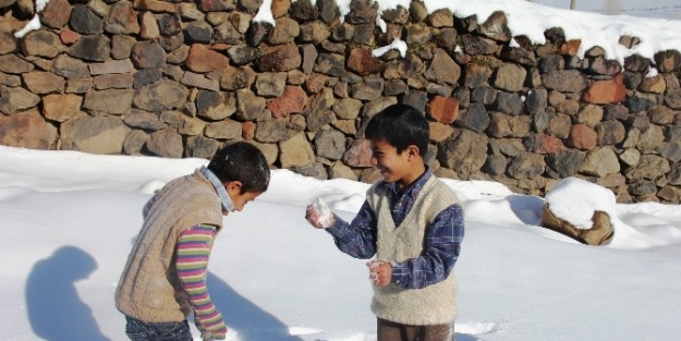 Köylü Çocuklarin Kar Keyfi
