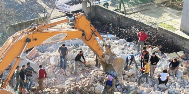 Demir Toplamak İçin Canlarını Hiçe Saydılar