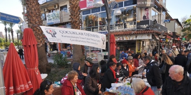 Kuşadası Katılımcı Kadın Hareketinden Örnek Kermes