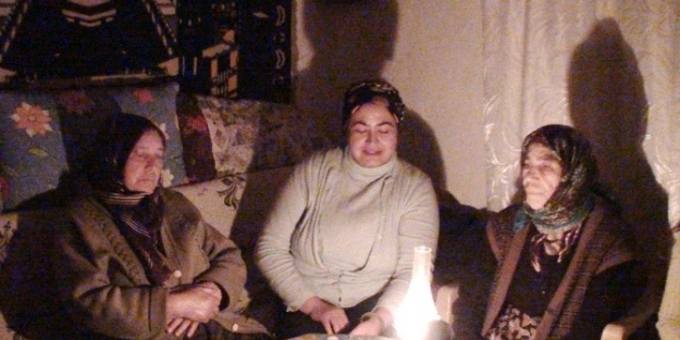 Elektrik Evlerinin Dibinde Ama Gaz Lambasıyla Yaşıyorlar