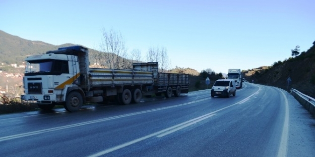 Taraklı Yolunda Buzlanma Nedeniyle Trafik Kazaları Meydana Geldi