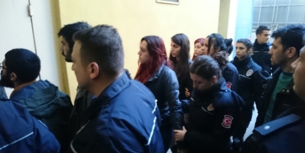Kocaeli Üniversitesi’nde Gözaltına Alınan 17 Öğrenci Adliyeye Sevk Edildi