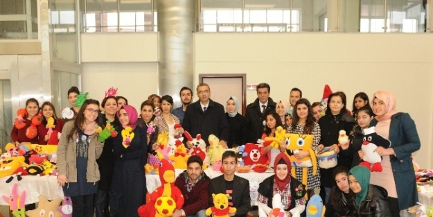 Üniversiteli Öğrencilerden Materyal Sergisi