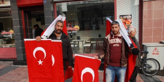 Gaziantep’in Kurtuluş Yıl Dönümü Bayrak Satıcılarına Yaradı