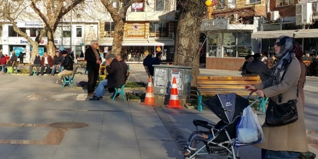 Bandırma’da Bahar Havası Halkı Sokağa Döktü