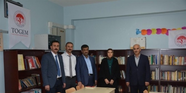 Togem’den Okul Kütüphanesine Kitap Desteği