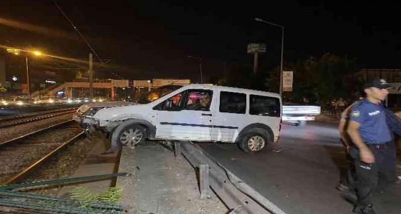 Bursa'da ticari araç metro rayına uçtu : 1 yaralı