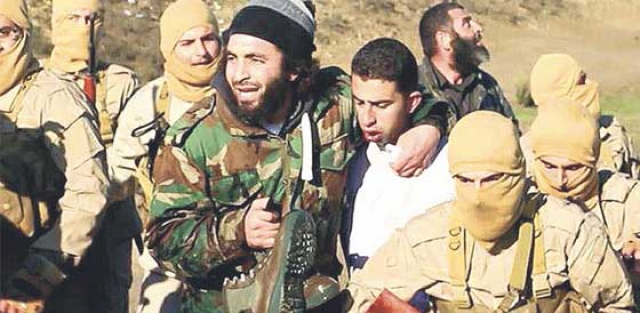 Rehin pilot IŞİD'i birbirine düşürdü