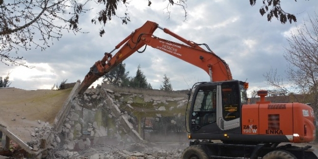 Efeler’de Metruk Bina Yıkıldı