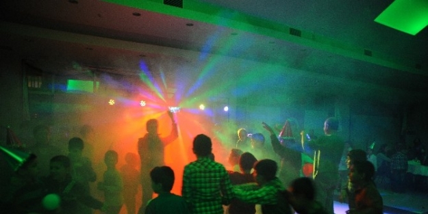 Seferihisar’da Miniklere Yılbaşı Eğlencesi