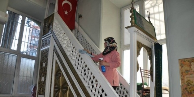 Uşak’da Camiler Temizleniyor