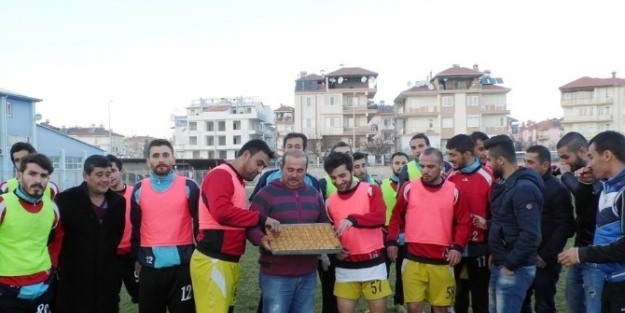 Taraftar Grubu Yaylalı Akreplerden Futbolculara Baklava İkrami