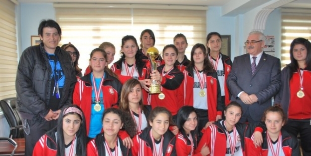 Pazarlar Kız Futbol Takımı İl Şampiyonu Oldu