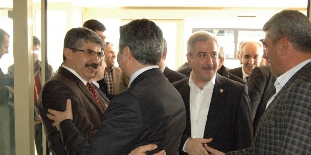 Milletvekillerini Ak Parti Teşkilatı Havalimanında Karşıladı