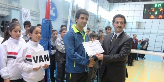 Anadolu Yıldızlar Voleybol Müsabakaları Van’da Başladı