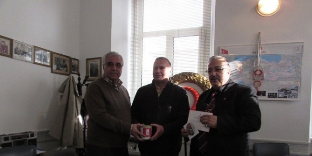 Ayvalık Kızılay’dan Kurban Bayramı Bağışçılarına Plaket Ve Kavurma