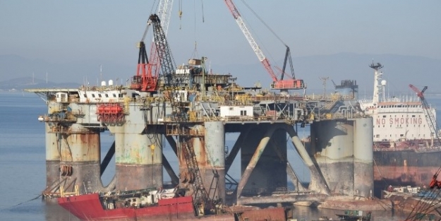 8 Yaşındaki Dev Platform Aliağa’da Sökülüyor