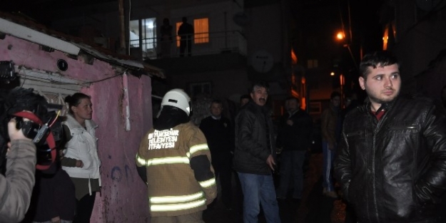 İzmir’de Bir Evin Çatisi Çöktü:1 Yaralı