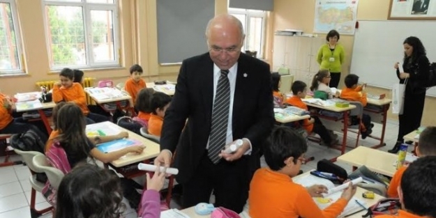 Yılbaşı Tebriği Gönderen Minik Öğrenciye Süleymanpaşa Belediye Başkanı Eşkinat’tan Ziyaret