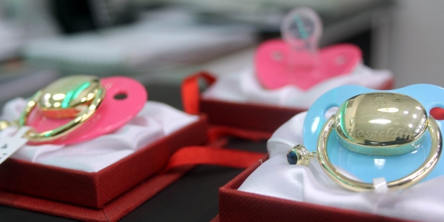 Yeni doğan bebeğe altın emzik!