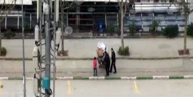 Hurda toplayan çocuğa polis yardımı