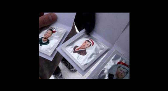 Prezervatif paketlerinin üzerine liderlerin fotoğraflarını yapıştırdılar