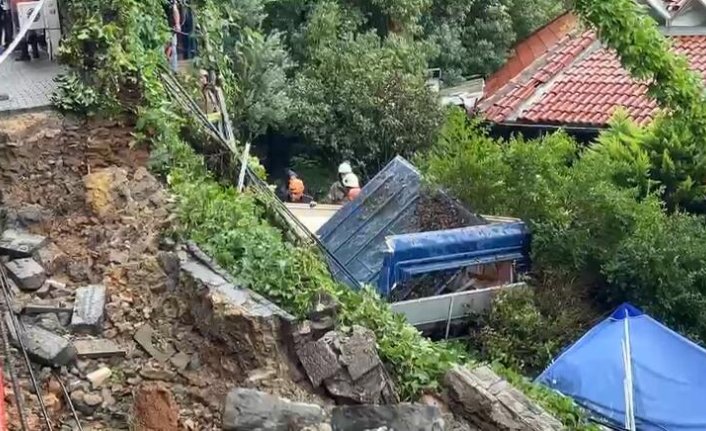 İstanbul'da şiddetli yağış sonrası istinat duvarı çöktü! 1 kişi göçük altında