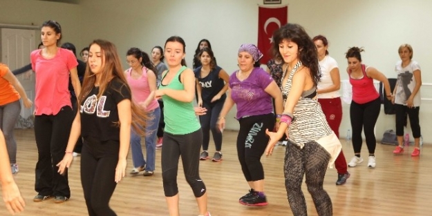Bayraklı’da Kadınlar ’zumba’ İle Zayıflıyor