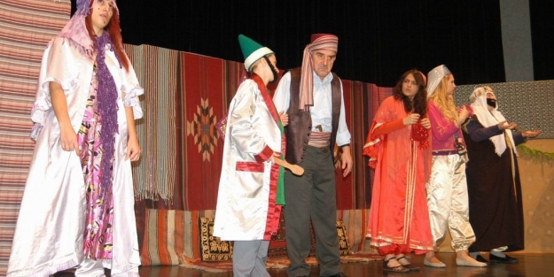 'Kavuklu İş Arıyor' adlı oyun sahnelendi