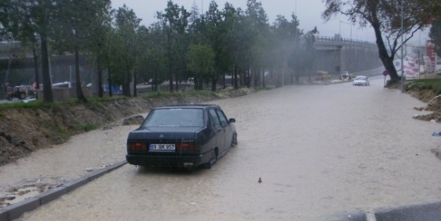 Kuşadası’nda Yağmur Etkisini Sürdürüyor