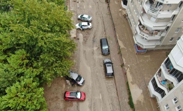 Bursa Mudanya'da hayat normale döndü... Selden geriye çamur kaldı