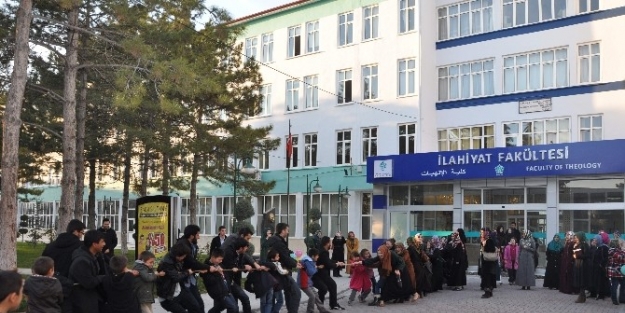 Neü’lü Gençler Çocuk Esirgeme Kurumundaki Çocuklarla Eğlendi