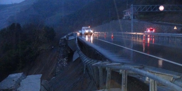 Yağmur Sebebiyle Yolda 50 Metrelik Çökme