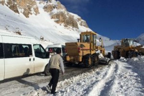 Karda mahsur kalanlar kurtarıldı