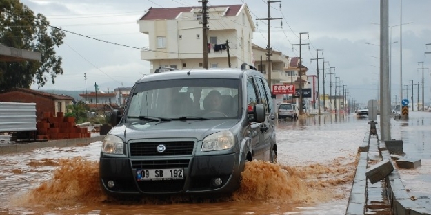 Didim’de Sağanak Yağış Hayatı Olumsuz Etkiledi