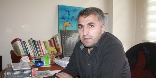 Doç. Dr. Temiztürk; "gazeteci Dediğin Uyanık Olmalı"