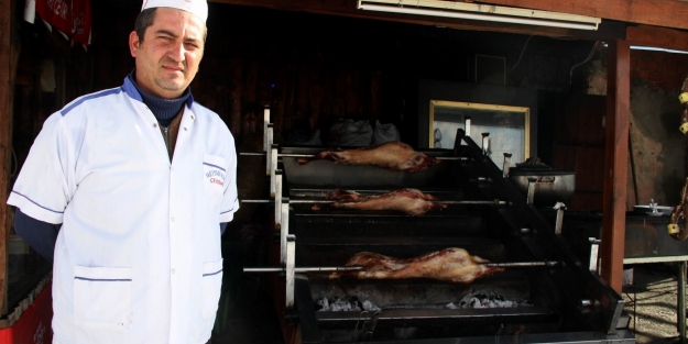 Uludağ'da kuzu çevirme keyfi